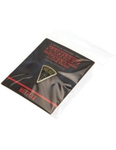 pyramid_international_-_pin_esmaltado_stranger_things_(hawkins_police)_5050293754703_oferta 2