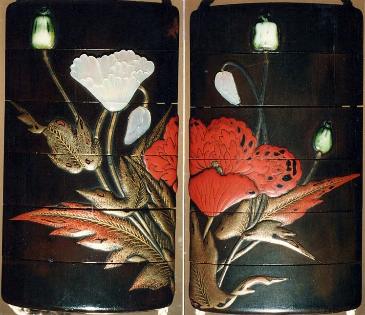 Inro japonés con amapolas en laca, siglo XIX. The Metropolitan Museum of Art, dominio público