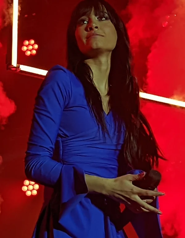 Aitana cantando en un concierto en Barcelona en 2021