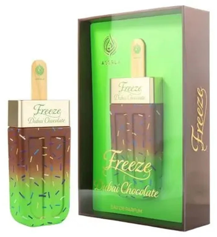 Assala Prime Freeze Dubai Chocolate, frasco con forma de polo, y su estuche