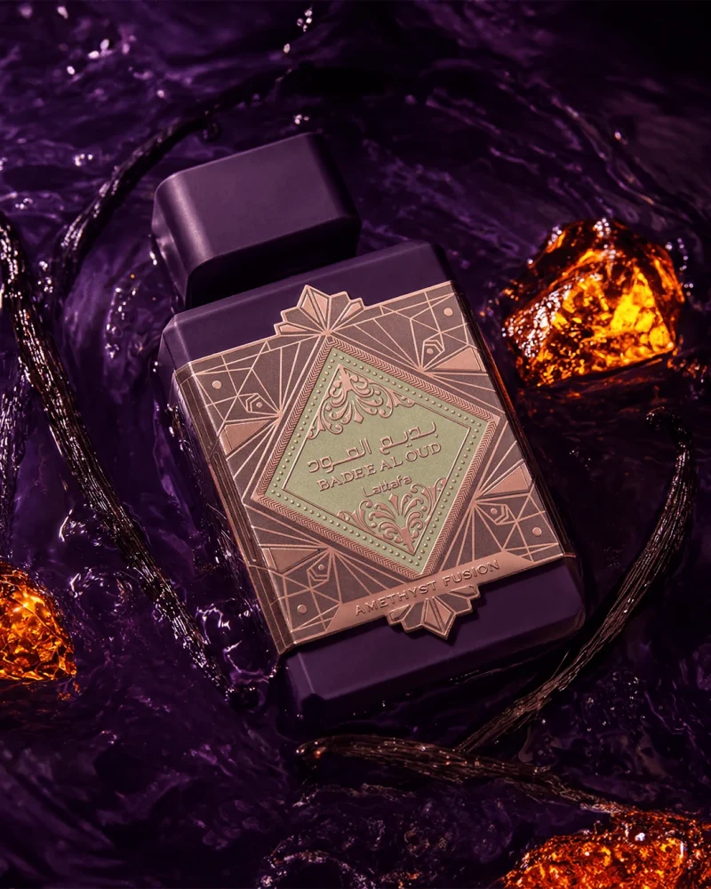 Lattafa Badee Al Oud Amethyst Fusion entre ámbar y vainas de vainilla