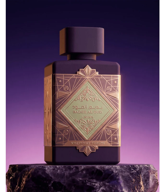 Frasco morado y oro rosa de Lattafa Badee Al Oud Amethyst Fusion sobre una amatista
