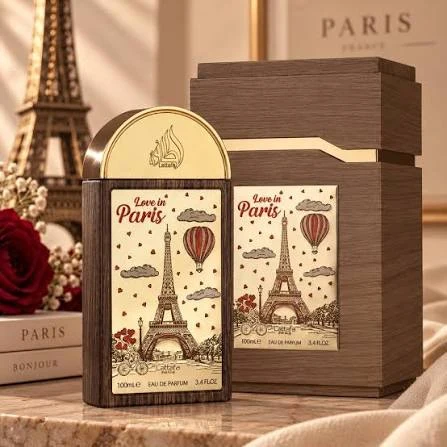 Lattafa Pride Love in Paris con su estuche de efecto madera y una torre Eiffel