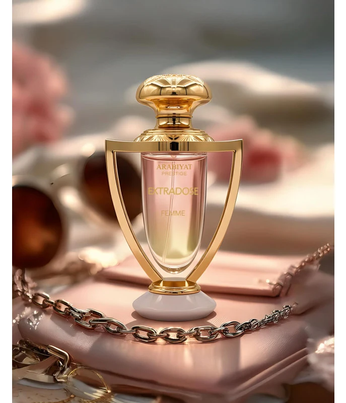 Arabiyat Prestige Extradose Femme sobre un bolso rosa con cadena dorada