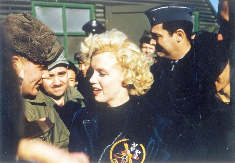 Marilyn Monroe en Corea, en febrero de 1954 (fotografía de la Fuerza Aérea de los Estados Unidos, dominio público)