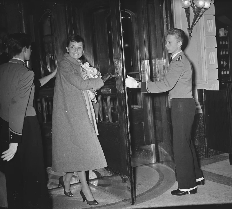 Audrey Hepburn en Ámsterdam, en noviembre de 1954 (Anefo, Nationaal Archief, CC0)