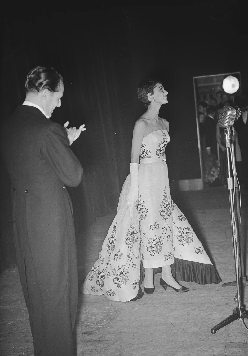 Audrey Hepburn en una gala en el cine Tuschinsky de Ámsterdam, en noviembre de 1954 (Anefo, Nationaal Archief, CC0)