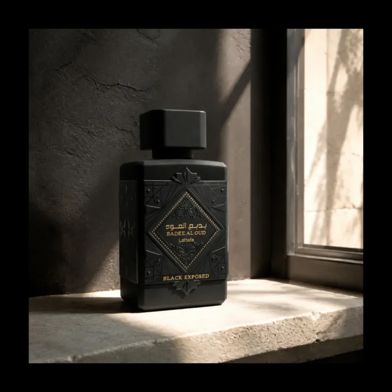 Frasco negro mate de Lattafa Badee Al Oud Black Exposed Eau de Parfum 100 ml