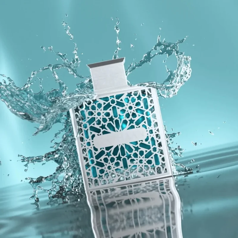 Rayhaan Aquatica entre salpicaduras de agua, imagen de la marca