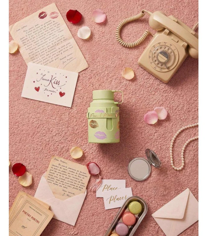 Armaf Odyssey French Kiss entre cartas de amor, pétalos de rosa y un teléfono antiguo