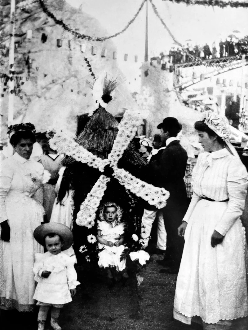 Christian Dior de niño en el carnaval de las flores de Granville en 1908