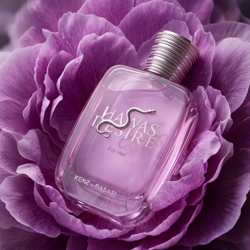 Hawas Desire For Her entre flores lila, imagen oficial de Kenz de Rasasi