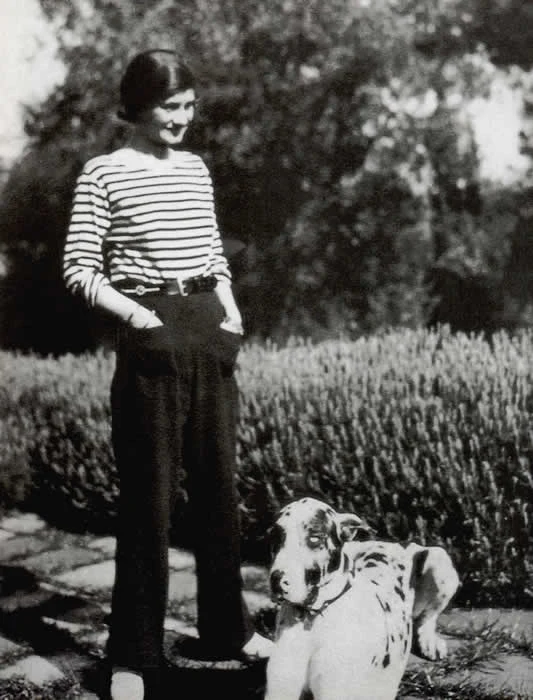 Gabrielle Chanel en 1928 con jersey de rayas