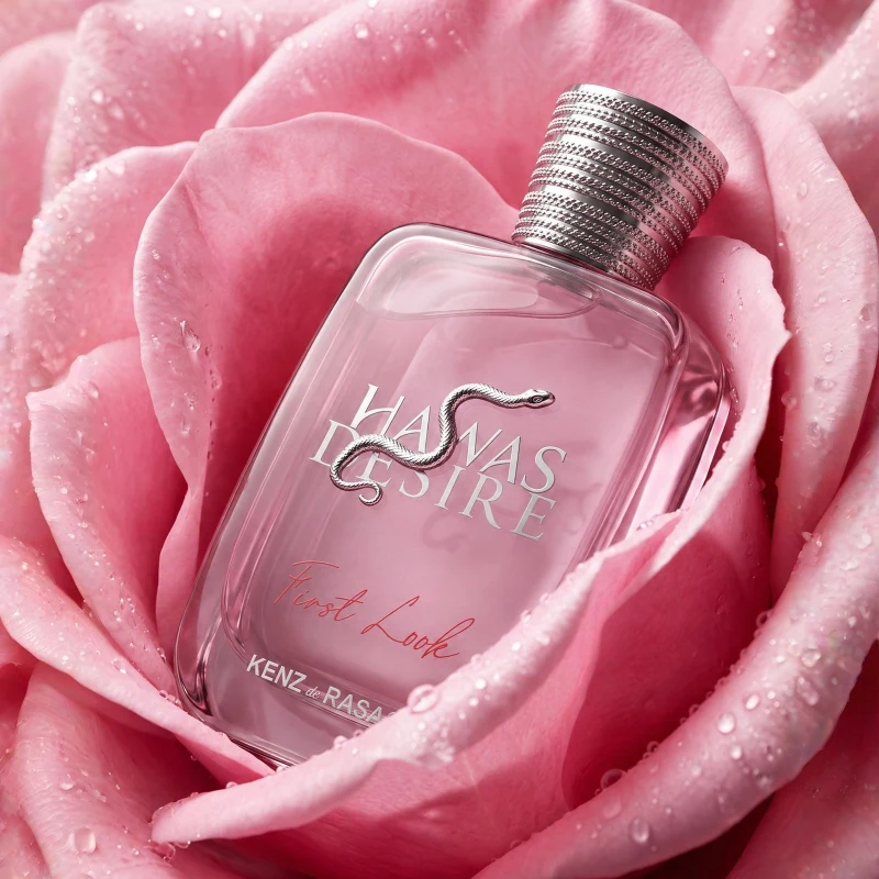 Hawas Desire First Look sobre una rosa, imagen oficial de Kenz de Rasasi