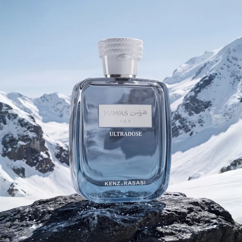Hawas Ice Ultradose sobre una roca en la montaña nevada, imagen oficial de Kenz de Rasasi